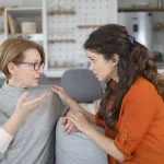 7 frases de uma nora que odeia secretamente a sogra mas que lhe sorri nos olhos 7-frases-de-uma-nora-que-odeia-secretamente-a-sogra.webp.webp