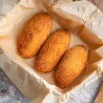 Ninguém se aperceberá de que não tem carne: costeletas suculentas com batatas "como a carne" Ninguém se aperceberá de que não tem carne: costeletas suculentas