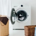 Os especialistas explicam porque é que lavar roupa preta e branca na mesma máquina é um erro fatal os-especialistas-explicam-porque-e-que-lavar-roupa-preta-e.webp.webp