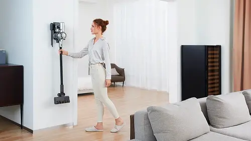 aspirador sem fios na parede